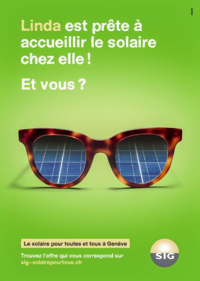 Pair de lunette sur fond vert. publicité pour des panneaux solaires à genève