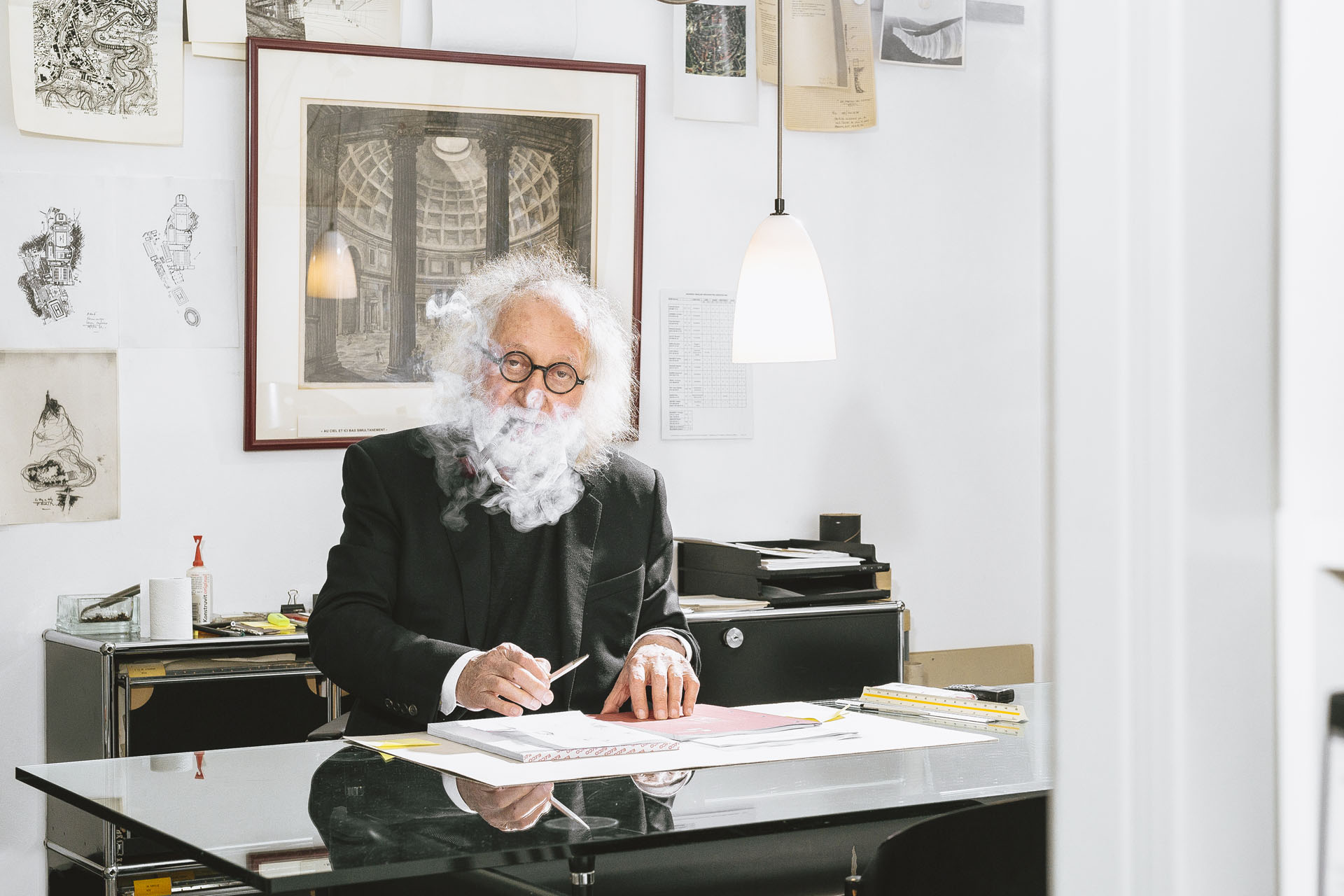 l'architecte vincent mangeat dans son bureau à Nyon, photographie par Nicolas Schopfer