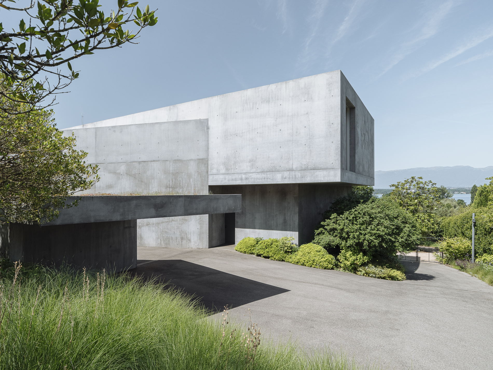 Photographie d’architecture d’un bâtiment résidentiel contemporain réalisée en lumière naturelle